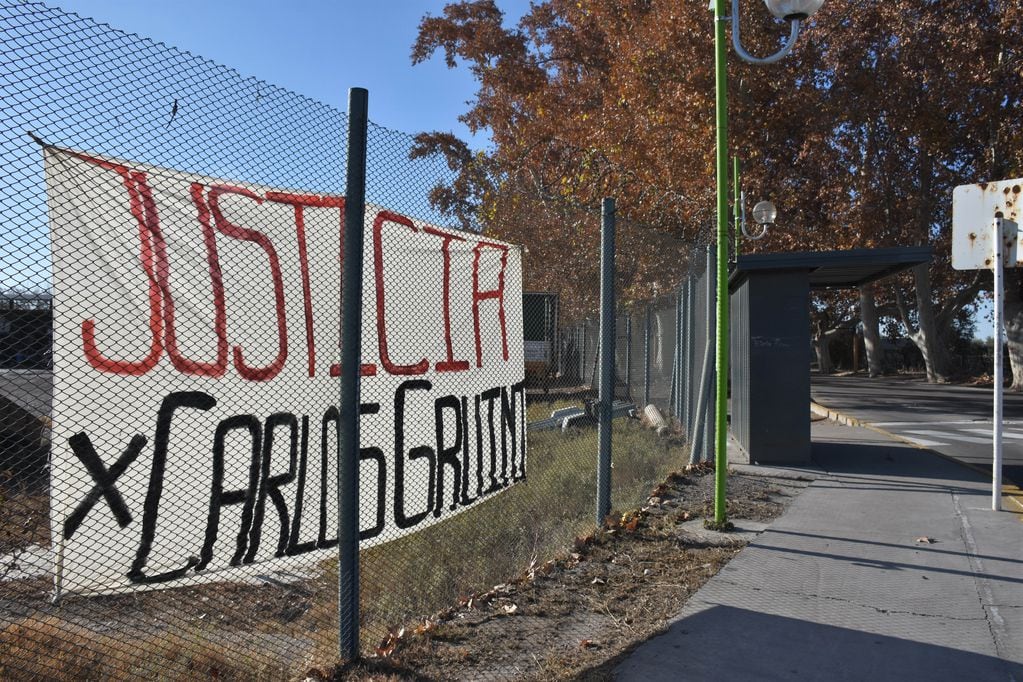 Sobre la rotonda de Junín, calle Isidoro Bousquet,  se exhibe un cartel una cartel de pedido de justicia por el homicidio de Carlos Gruini/ 
