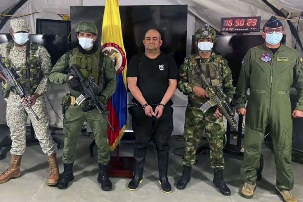 El Ejército de Colombia posa junto al narcotraficante "Otoniel", capturado este sábado. (Foto / Ejército de Colombia)