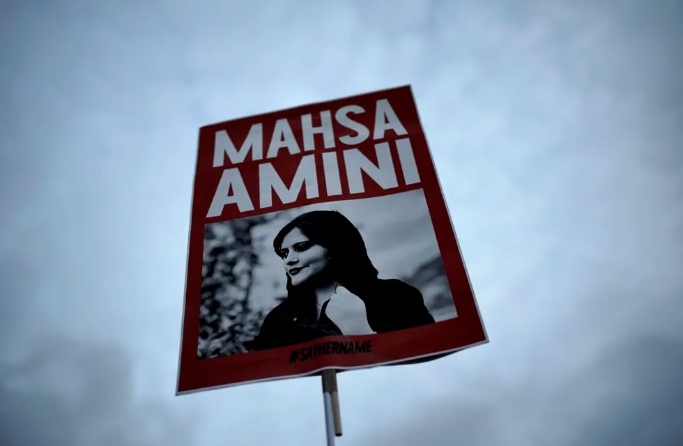 Una persona sostiene un cartel con una imagen de la iraní Mahsa Amini durante una protesta contra su muerte, en Berlín, Alemania, el 28 de septiembre de 2022. (Foto AP/Markus Schreiber, archivo)