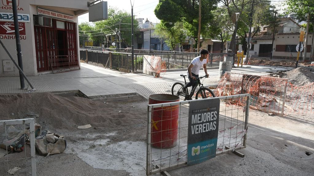 Trabajos en calle Morón de Ciudad, está cortada desde calle San Juan hasta Rioja donde los obreros relizan los arreglos de cañerias para despues hormigonar. | Foto: José Gutiérrez / Los Andes