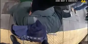Policia rescata hombre que cayo vias del tren
