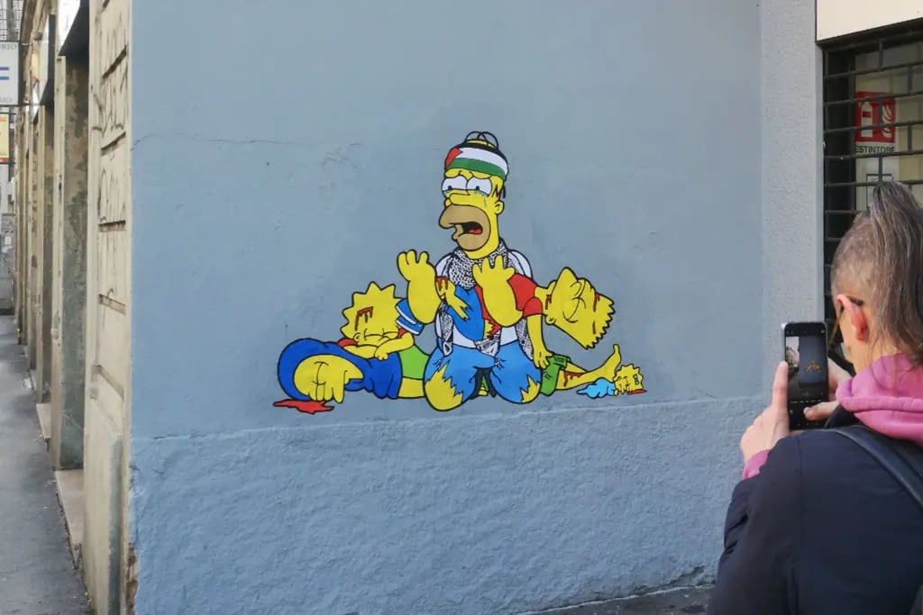 Arte y denuncia: Los Simpson al estilo de "La Piedad" de Miguel Ángel en Gaza