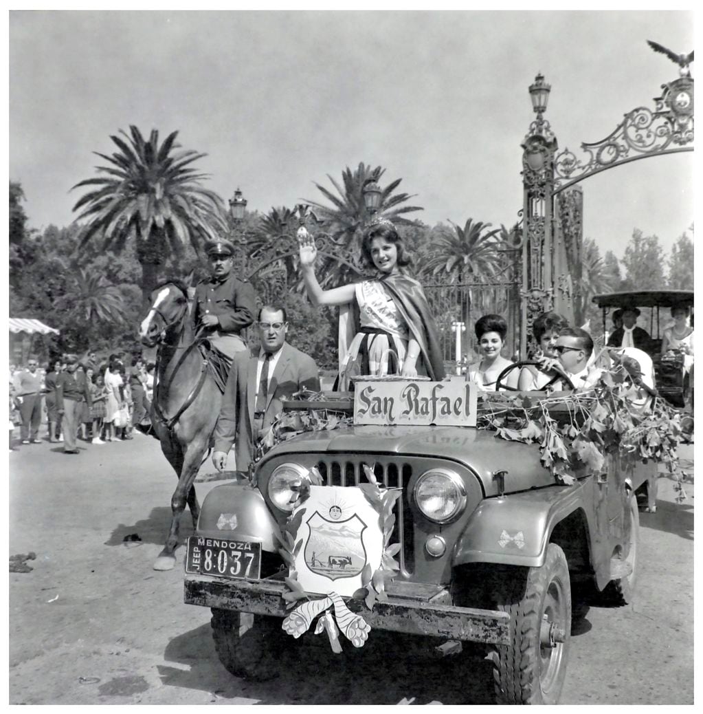 
La reina del departamento de San Rafael Emilce Lazoni, que había representado al distrito Monte Comán, saludando al público que estaba en los Portones del Parque General Sartín. Foto: Archivo General de Mendoza. 