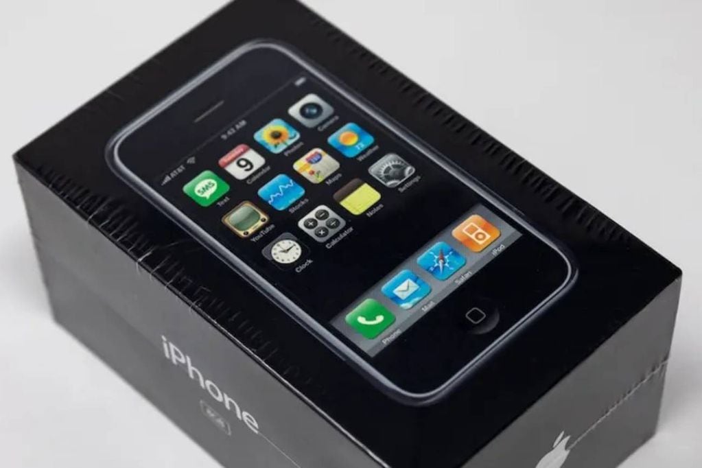 El iPhone de 2007 en su embalaje original precintado que se subastó (Imagen de LCG Auctions)
