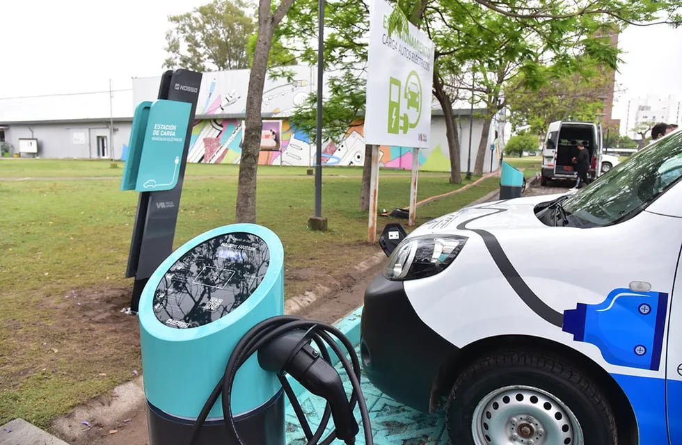 De a poco asoman más estaciones de carga para vehículos eléctricos en el país, aunque las automotrices también apuntan a modelos que puedan ser alimentados en los hogares. (La Voz/Archivo)