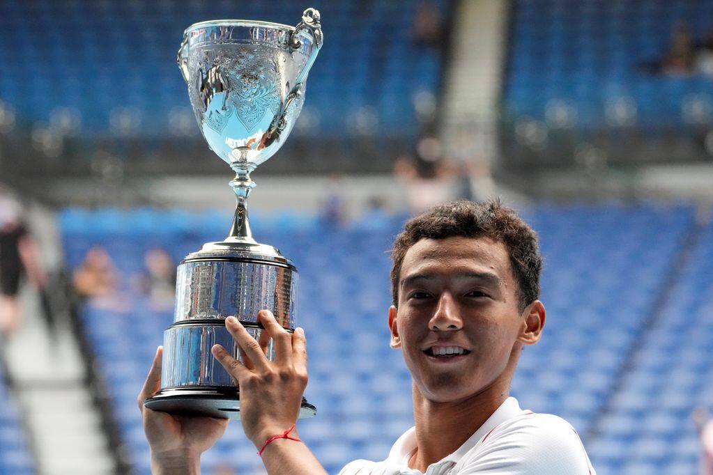 El estadounidense Bruno Kazuhara se proclamó campeón del Australian Open 2022 en la categoría junior./AP