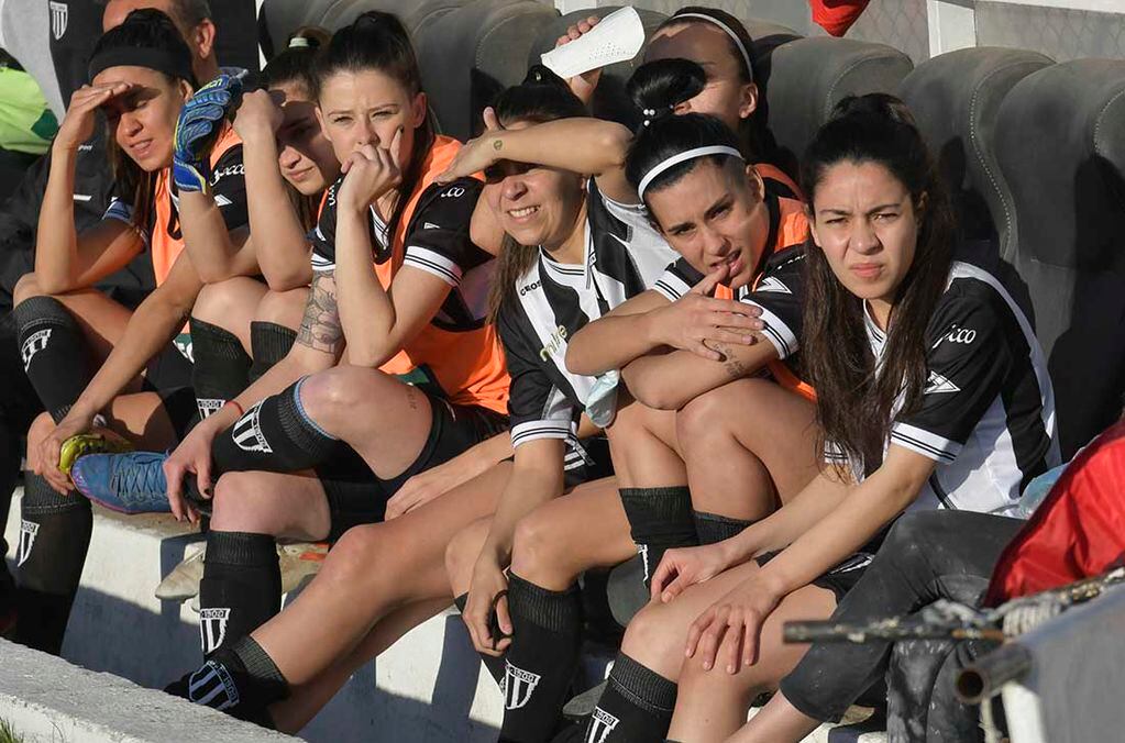 Clásico del Parque en el fútbol femenino: Independiente Rivadavia vs. Gimnasia y Esgrima de Mendoza,  en el estadio Víctor Legrotaglie.
