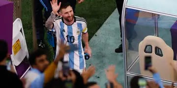 Lionel Messi de Argentina saluda a la tribuna