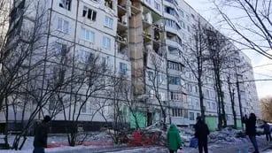 El bombardeo ruso contra la ciudad de Járkov es un “crimen de guerra”, señaló Zelenski