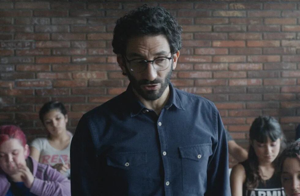 Juan Minujín hace de Lucio en "El Suplente" (Captura de pantalla).