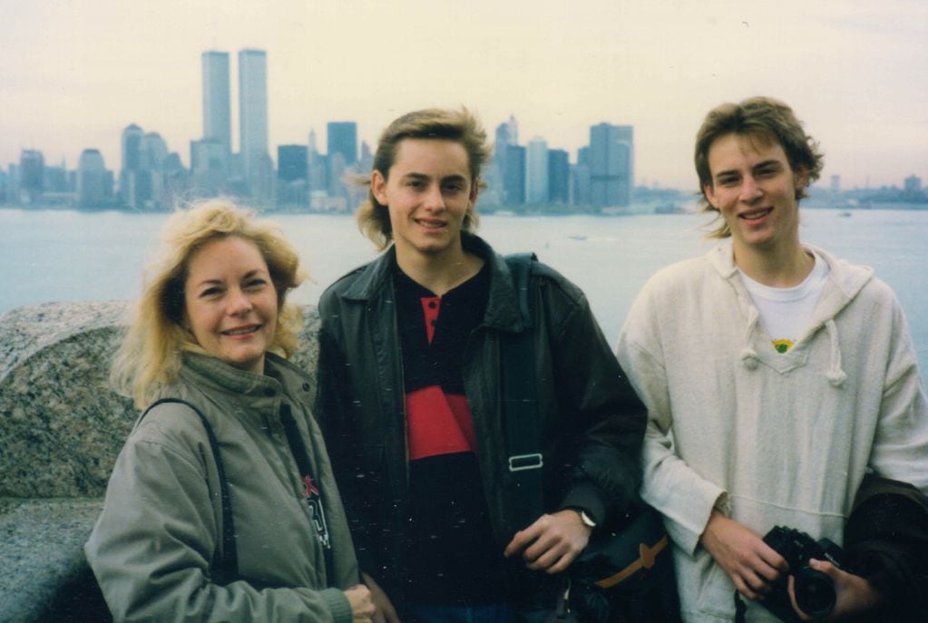Foto de 1988 y en la Zona Cero del 11-S. David y su hermano, junto a su madre. / Foto; Gentileza