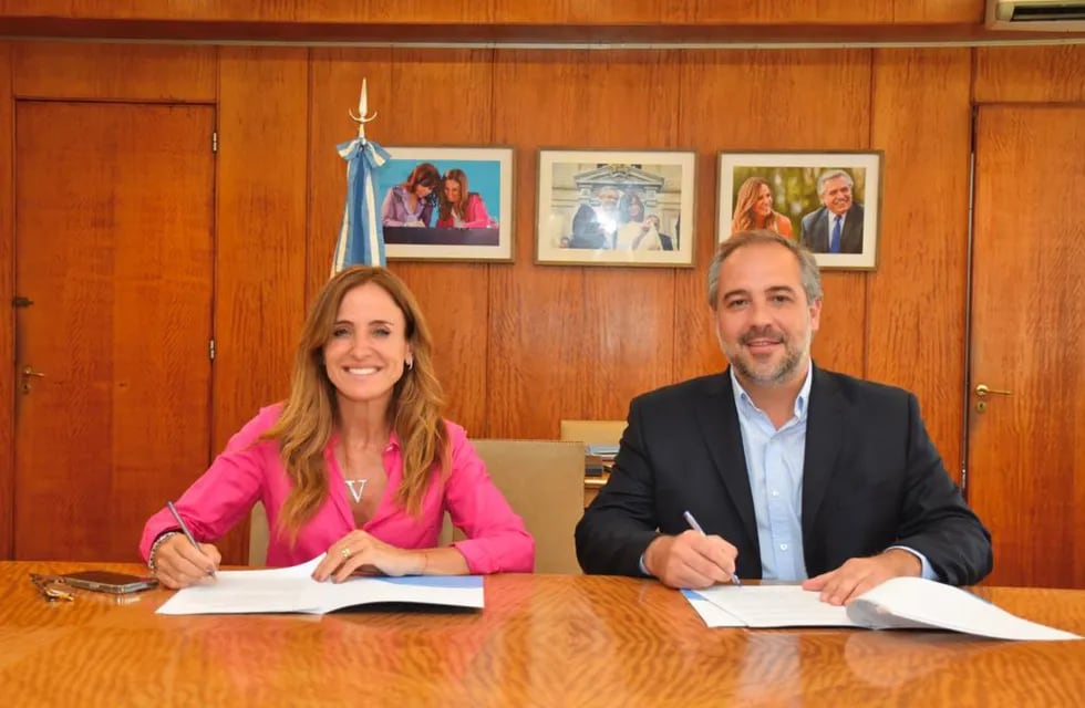 La ministra de Desarrollo Social, Victoria Tolosa Paz, junto al intendente Stevanato.