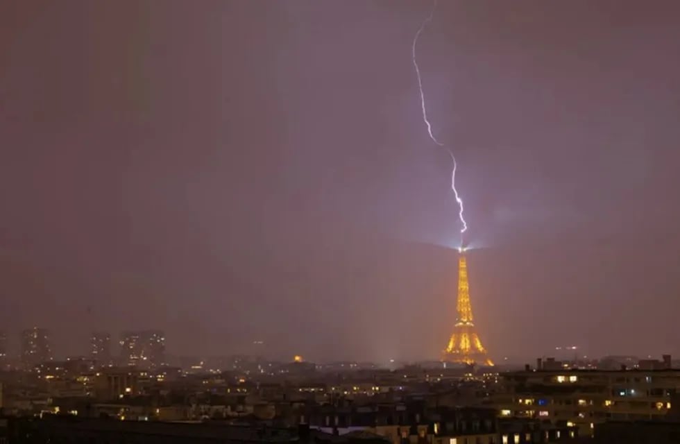 Un rayo impactó sobre la Torre Eiffel.