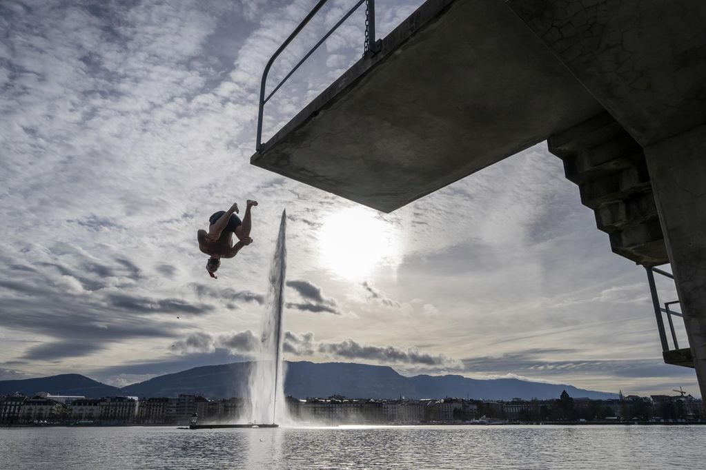 Un hombre con un gorro de Papá Noel se lanza de cabeza al Lago Leman en Ginebra, Suiza, este sábado. Foto: EFE/ Martial Trezzini