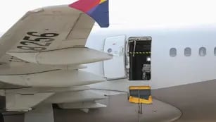 Un pasajero abrió la puerta de emergencia de un avión en pleno vuelo