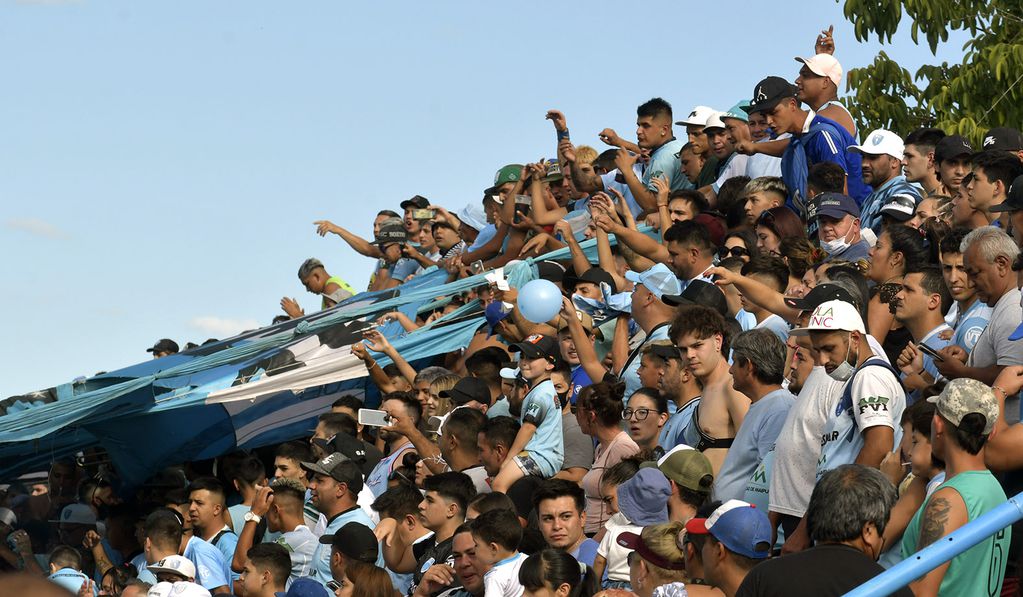 La Perrera fue una fiesta. Los hinchas de Gutiérrez coparon cada sector del estadio Anselmo Zingaretti. Foto: Orlando Pelichotti / Los Andes