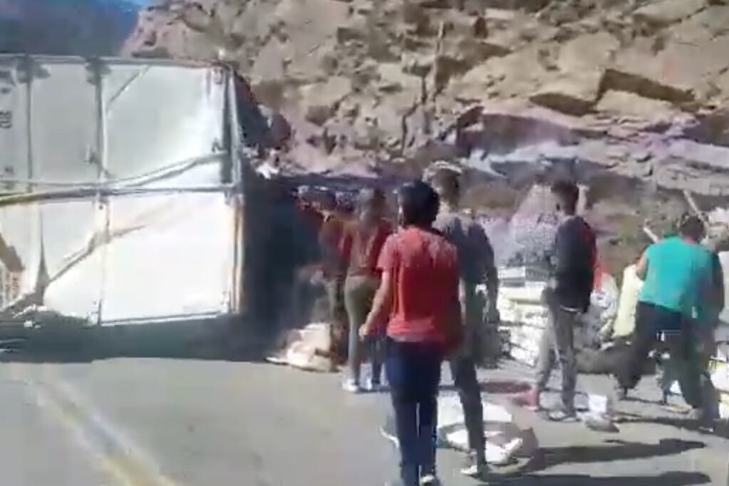 Saquearon un camión con pollos que volcó en Alta Montaña, sobre ruta 7 camino a Chile.