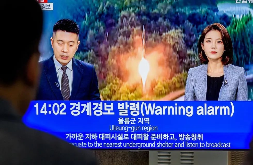 Un noticiero surcoreano anuncia el lanzamiento de un misil balístico de corto alcance por parte de Corea del Norte al mar de Japón en noviembre de 2022.