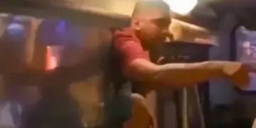 Video: un hombre se trepa a un micro en movimiento para atrapar de su novia infiel