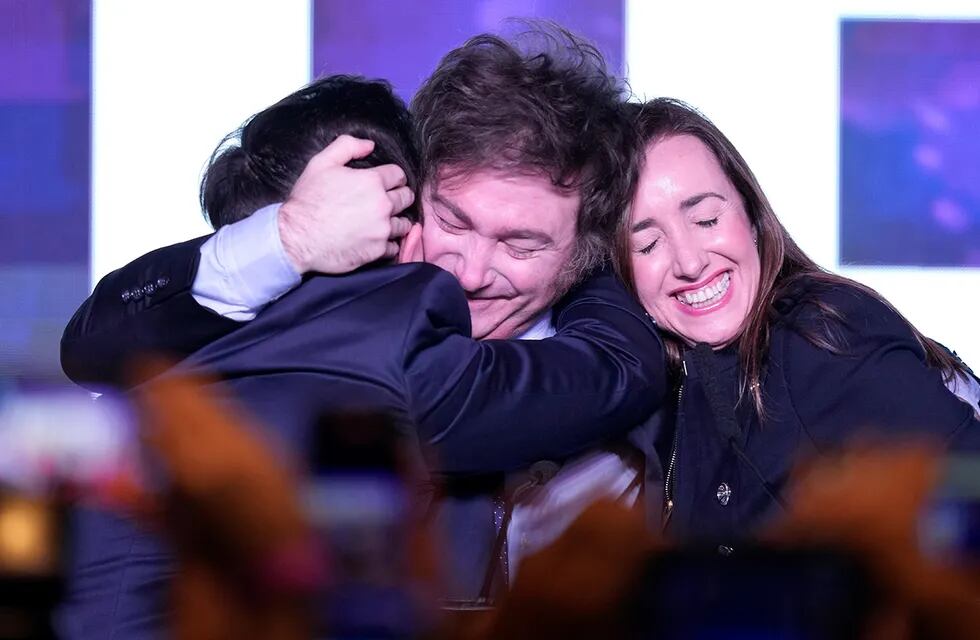 Javier Milei, el candidato presidencial de la coalición La Libertad Avanza, abraza a su compañero de partido Ramiro Marra, a la izquierda, y a su compañera de fórmula Victoria Villarruel. (AP)