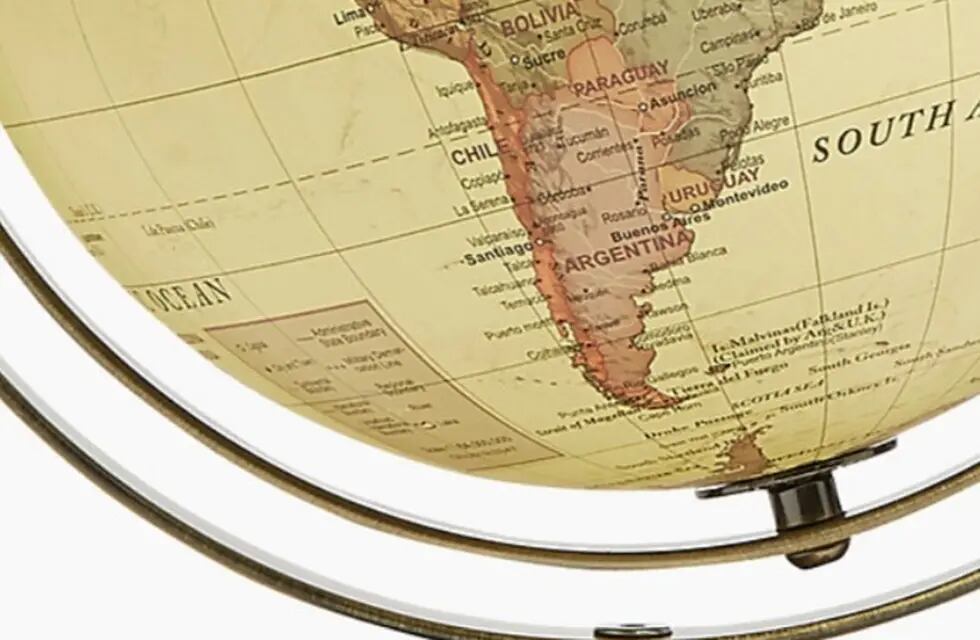 Una empresa británica fabricó un globo terráqueo y le colocó los nombres argentinos a las islas del Atlántico Sur.