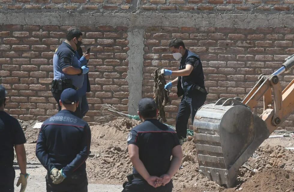 Policías manipulan elementos encontrados en la búsqueda. / Ignacio Blanco - Los Andes.