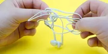 ¿Por qué los cables de los auriculares se enredan todo el tiempo? Esto respondió la inteligencia artificial