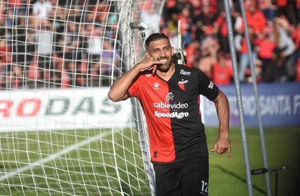 Ramón Ábila celebra su gol ante Aldosivi para Colón de Santa Fe. (Gentileza El Litoral).