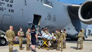 Militares estadounidense ayudaron en el parto dentro del avión.