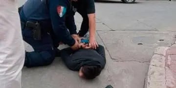 Córdoba: menor de edad golpeó a una mujer para robarle, gatilló a su hija y fue detenido por vecinos