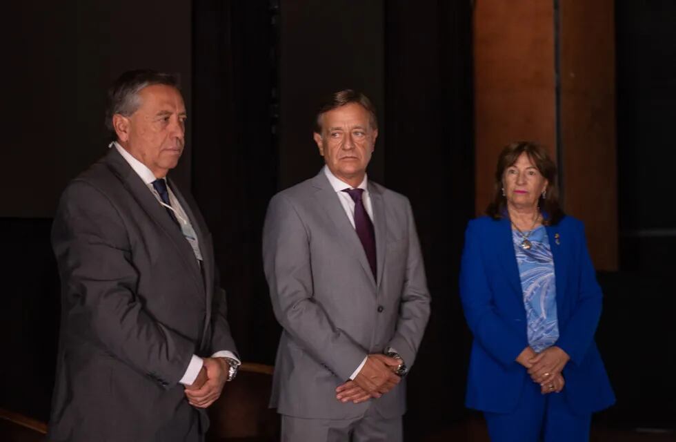 El gobernador Rodolfo Suárez junto al superintendente de Irrigación, Sergio Marinelli, y la rectora de la UNCuyo, Esther Sánchez. Foto: Prensa Gobierno