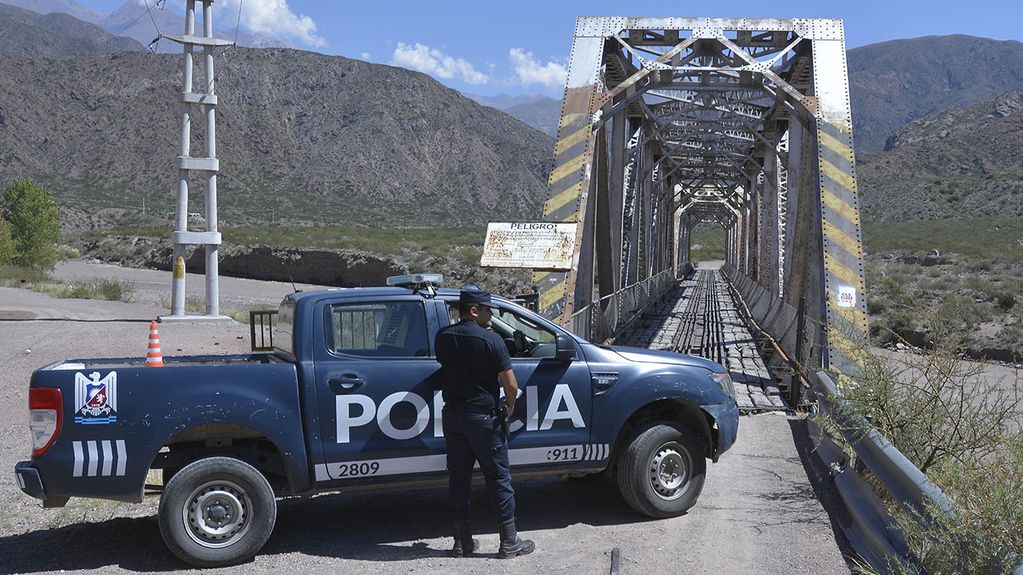 La Policía dio con el cuerpo de "Conchy" en el dique Potrerillos, tras mas de un mes de búsqueda. Foto: Orlando Pelichotti / Los Andes