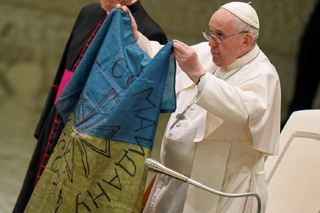 El papa Francisco besó una bandera de Ucrania y repudió las “nuevas  atrocidades” de Rusia | Mundo