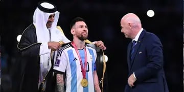 La"ropa oficial" de Qatar que usó Messi para levantar la Copa del Mundo