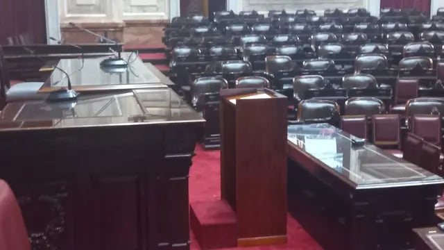 El atril ya fue instalado en el recinto de la Cámara de Diputados.
