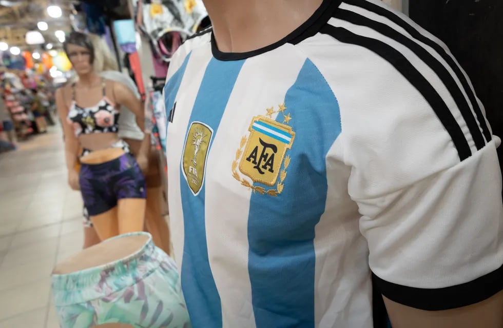 Cuánto cuesta la réplica de la camiseta de Argentina con las 3 estrellas y dónde se consigue. Foto Ignacio Blanco / Los Andes