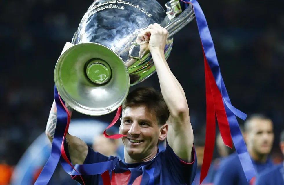 Lio Messi, levantando el trofeo de la Champions League.