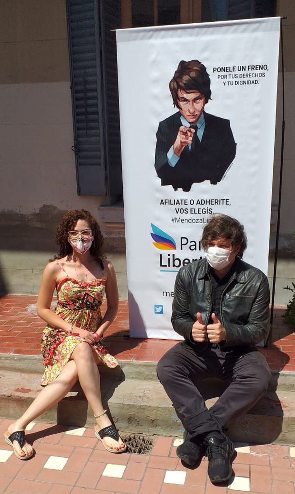 La candidata a diputada nacional en tercer término, Lourdes Arrieta, junto al líder de La Libertad Avanza, Javier Milei, en plena pandemia.