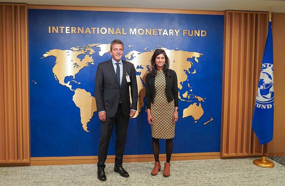 El ministro de Economía, Sergio Massa, mantuvo el miércoles un encuentro con la subdirectora Gerenta del Fondo Monetario Internacional (FMI), Gita Gopinath.
