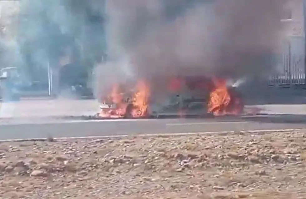 Un auto se prendió fuego en el Acceso Este a la altura de Rodeo de la Cruz. / Foto: captura de video