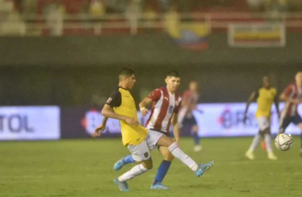 Una mala entrega de Piero Hincapié derivó en gol en contra y el segundo de Paraguay ante Ecuador. (Imagen de TV)