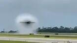 El video impactante de un avión caza rompiendo la barrera del sonido