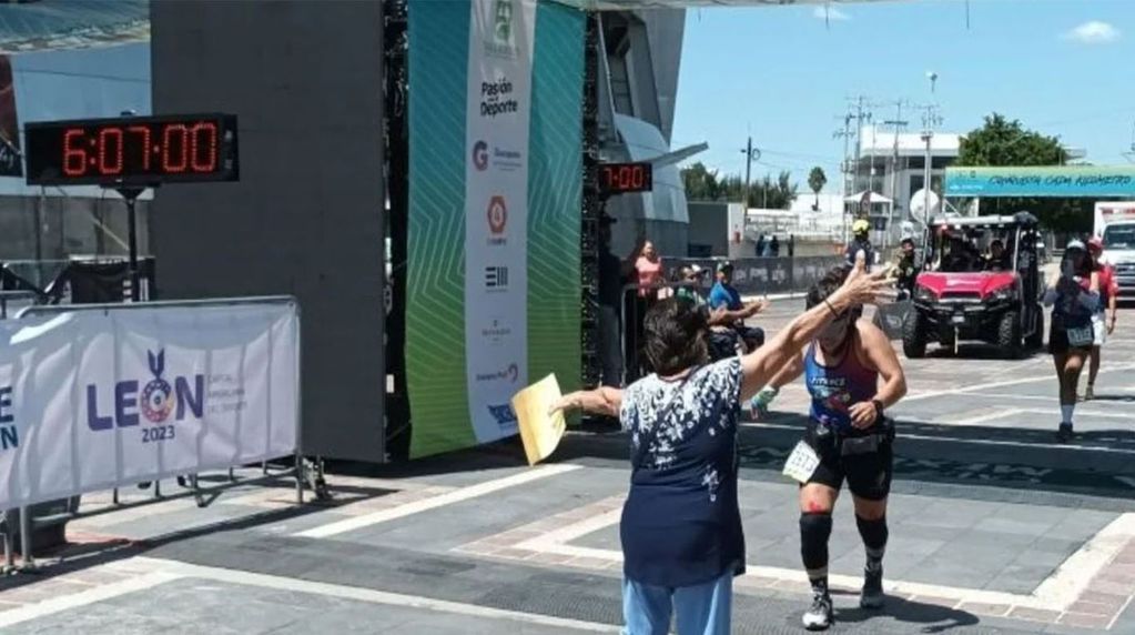Una joven corrió una maratón y salió última, pero su mamá la esperaba en la llegada.