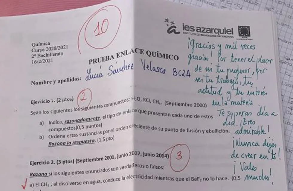 La tuitera Lucía Sánchez mostró unas fotos de sus exámenes en los que el profesor la lleno de elogios