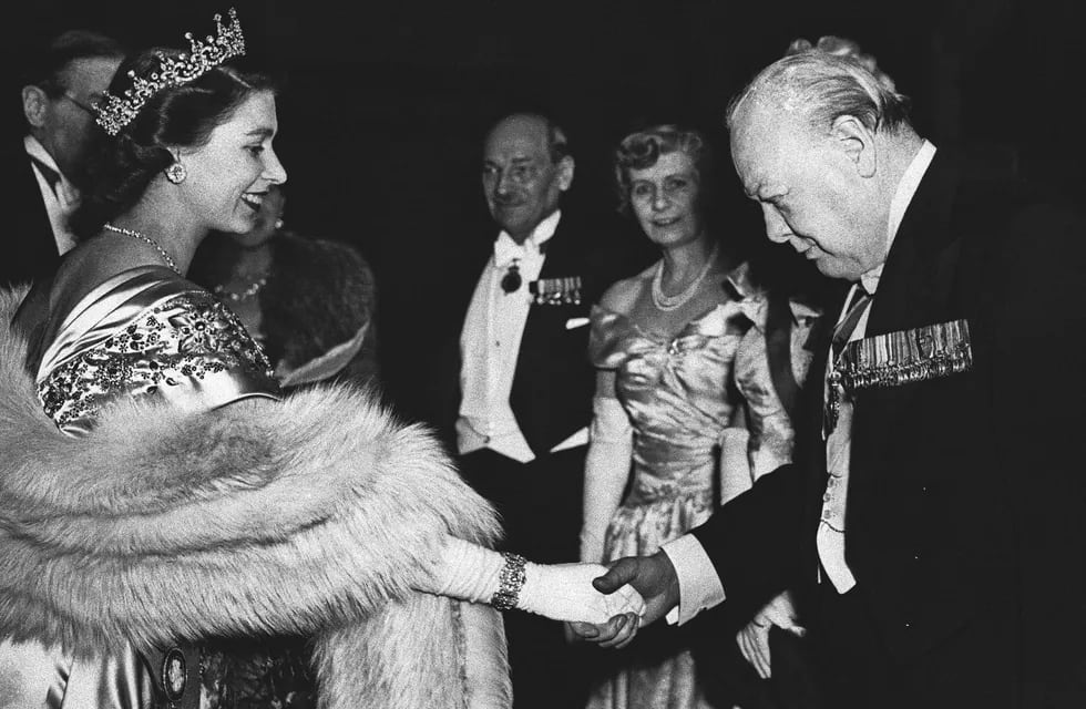 Isabel II y Winston Churchill / Archivo AP