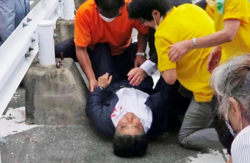 El exprimer ministro Shinzo Abe, centro, cae asesinado al suelo en Nara, oeste de Japón (AP)