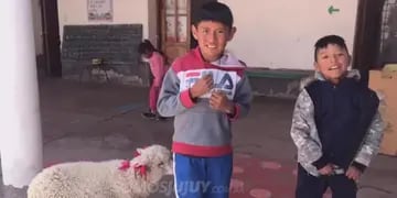 Niño lleva a su oveja a la escuela