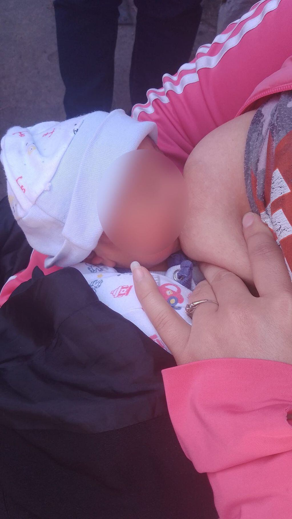 Una joven madre encontró a un bebé de 10 días que habían abandonado debajo de un auto. TN