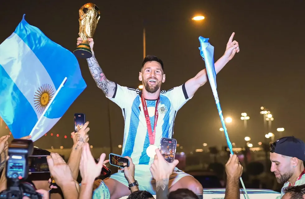 Lionel Messi exhibe feliz la Copa del Mundo en uno de los festejos post consagración. El Monumental lo ovacionará y será histórico. / gentileza