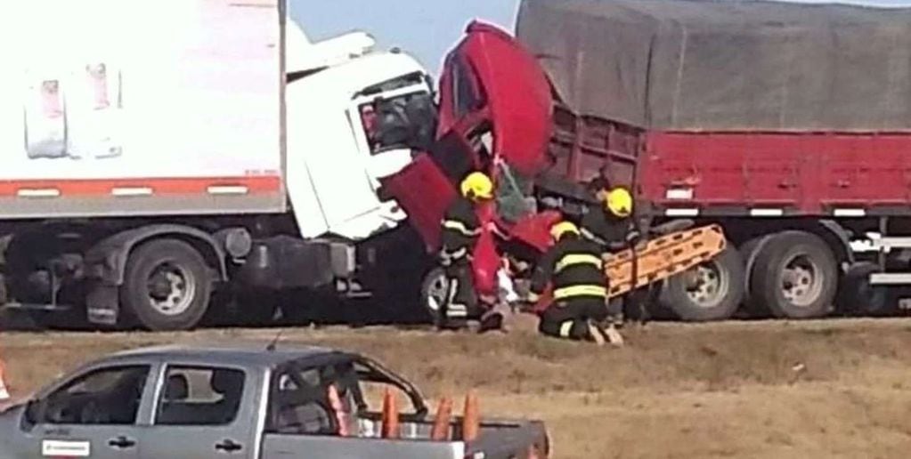 Según trascendió a la prensa, uno de los conductores de un camión se habría quedado dormido. El trágico hecho sucedió específicamente sobre el kilómetro 702 de la ruta.